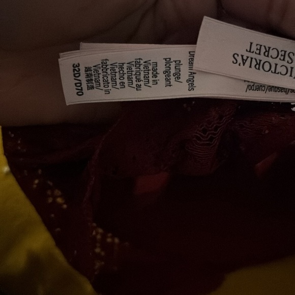 Victoria Secret Burgebdy Lace Bra - Picture 3 of 3